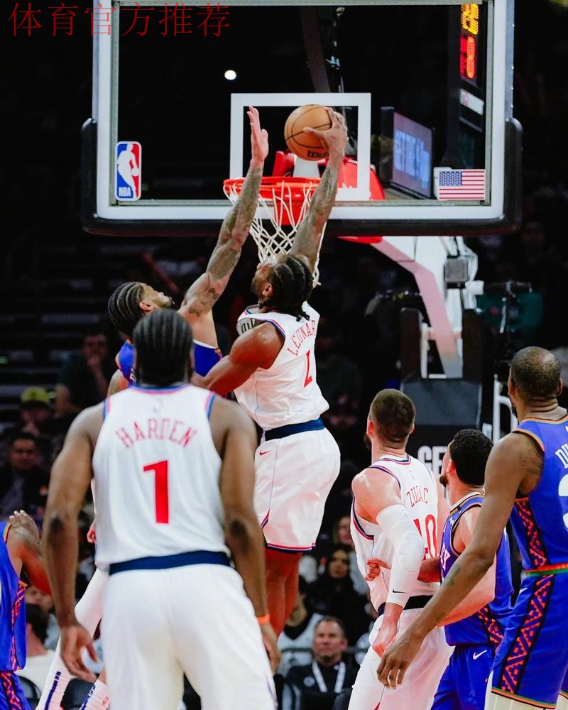 绝处逢生!伦纳德命中高难度底角三分,助快船紧咬比分 绝处逢生!伦纳德命中高难度底角三分,助快船紧咬比分